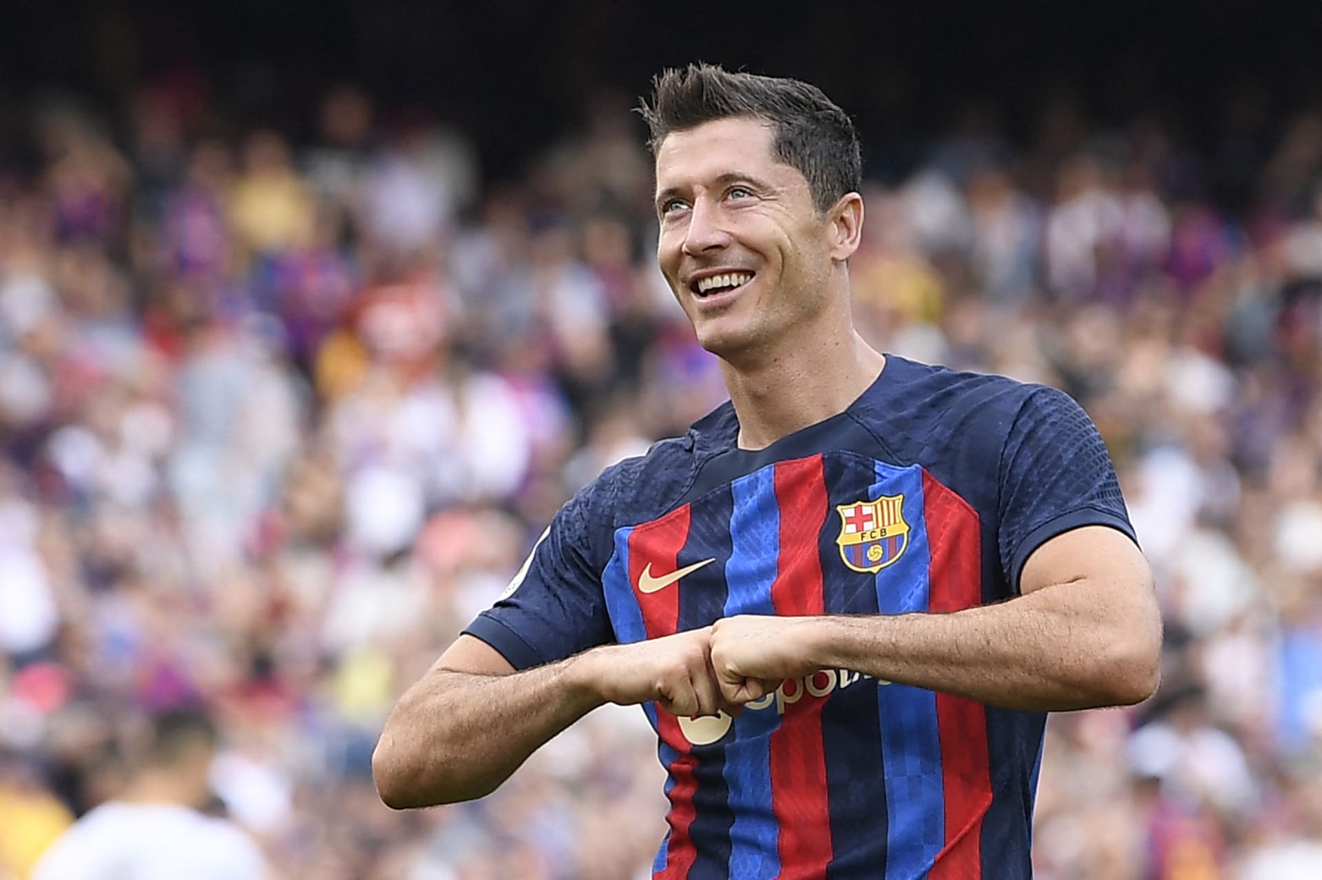 برشلونة يقدم عرضًا جديدًا لتجديد عقد ليفاندوفسكي حتى 2027
